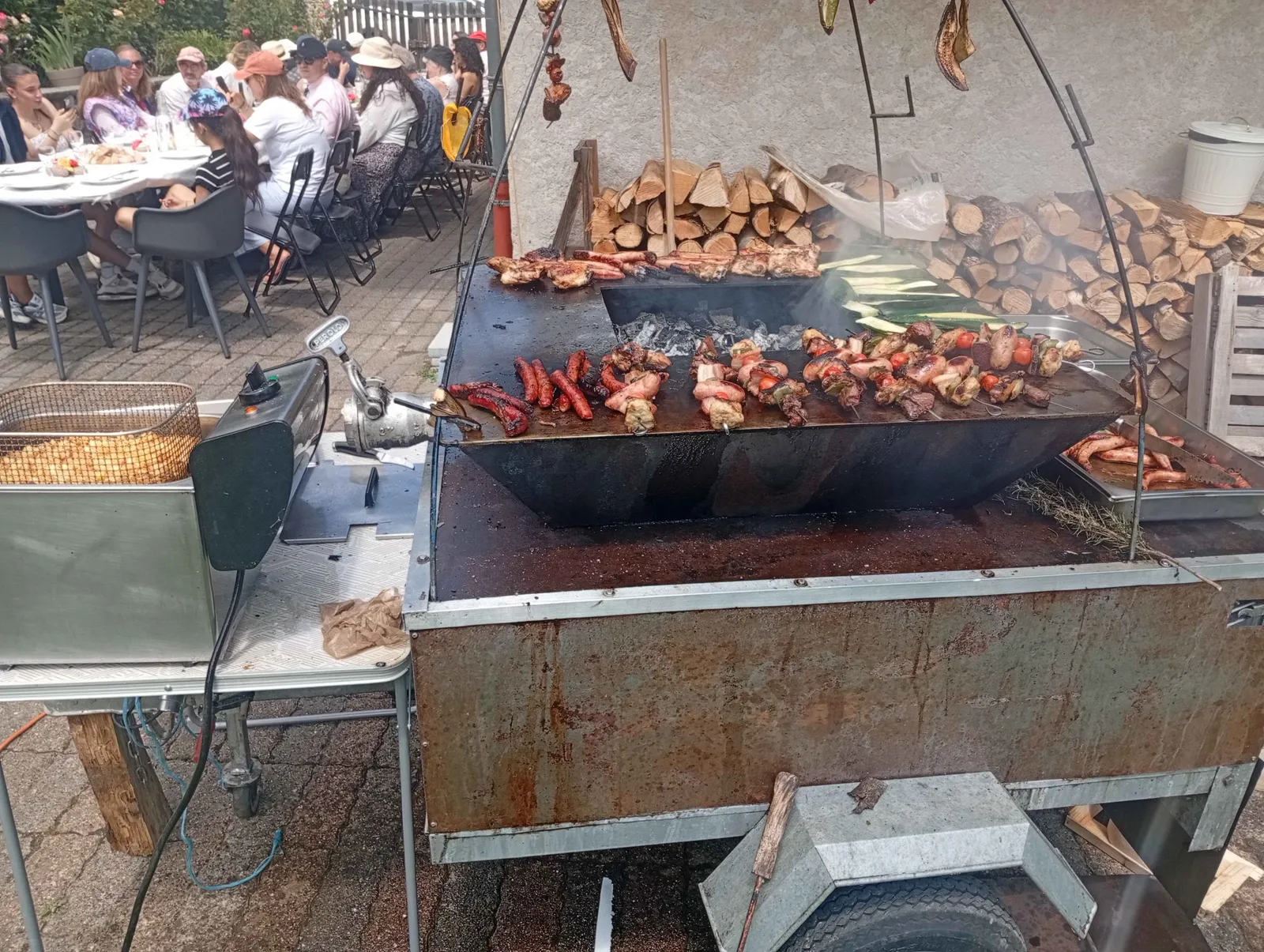 Cuisson de grillades sur le brasero Braz & Loc pendant un événement
