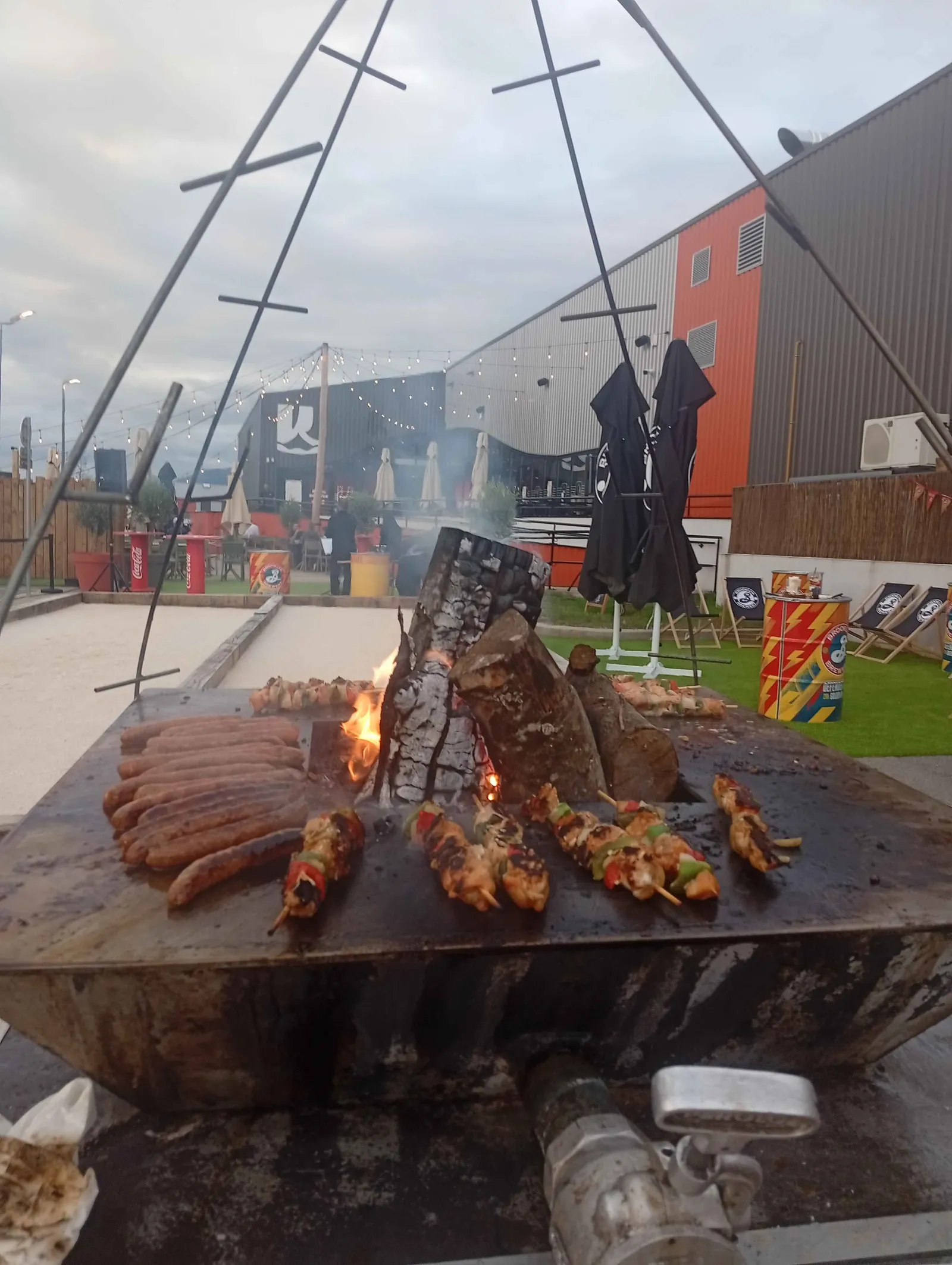 Grillardin Braz & Loc préparant les grillades autour de la remorque brasero