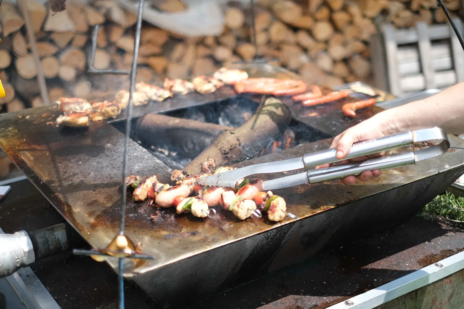 Préparation de brochettes et grillades sur le brasero Braz & Loc