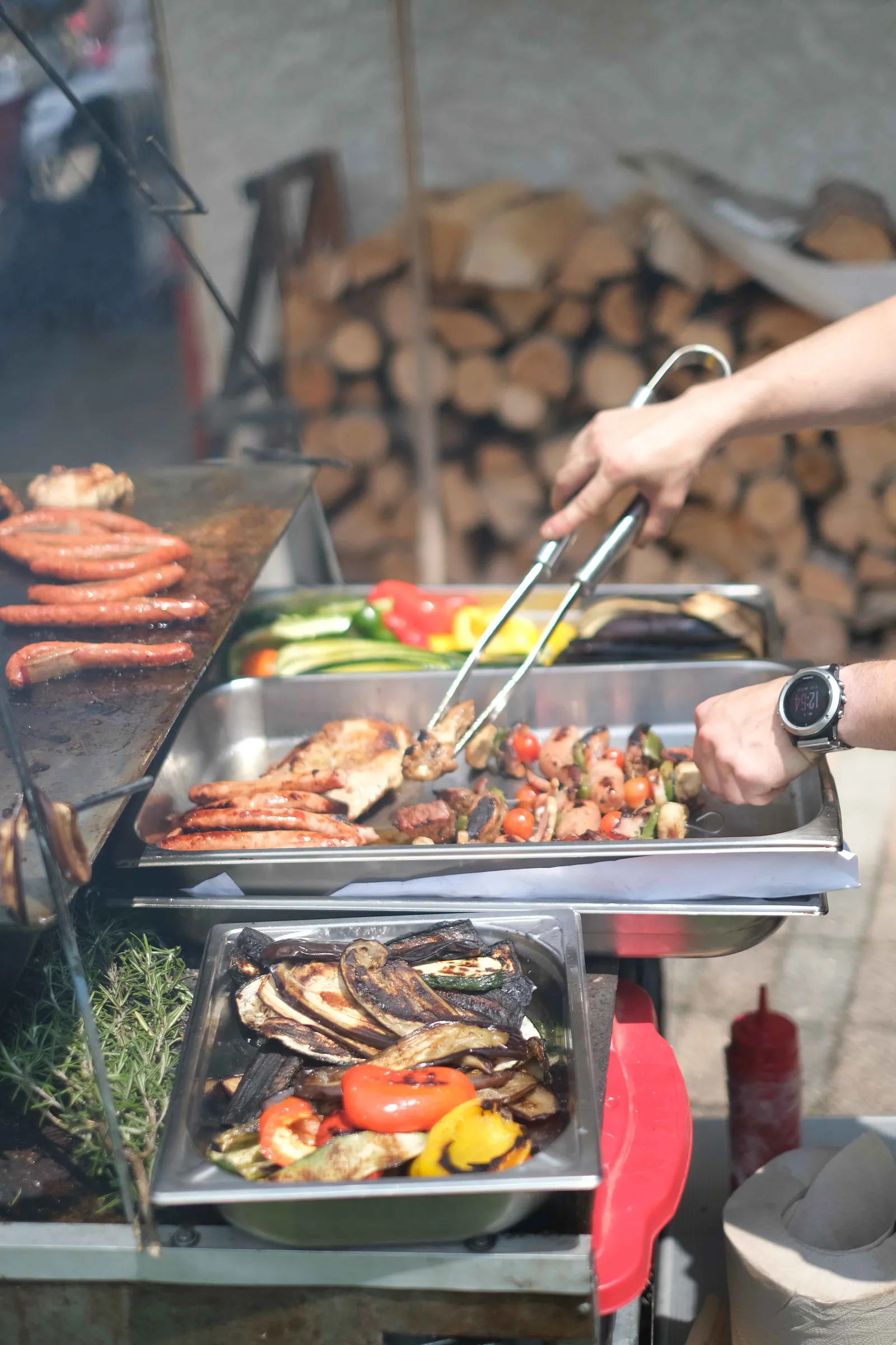Grillades et légumes préparés par le grillardin Braz & Loc pendant une prestation